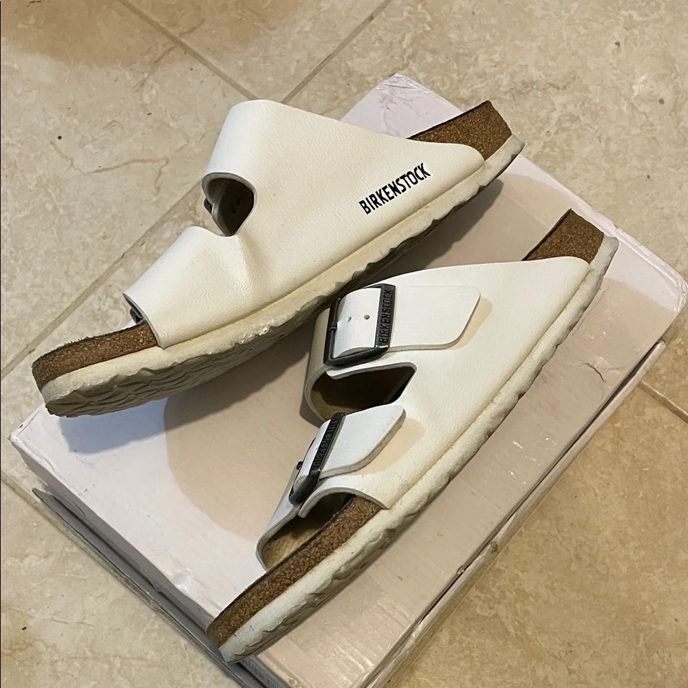 Birkenstock Arizona EU40 White Leather Sandals with Silver Buckles - Picture 6 of 6